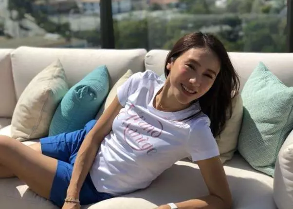 47歲黎姿曬自拍戴老花鏡,網友:依然美得很有辨識度