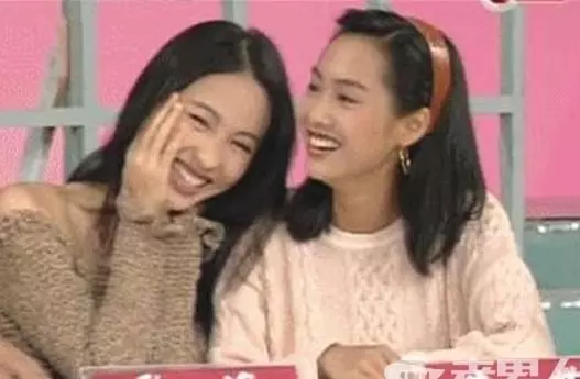 47歲黎姿曬自拍戴老花鏡,網友:依然美得很有辨識度