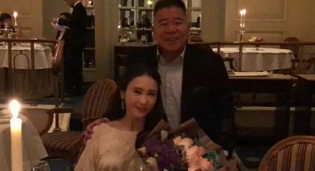 47歲黎姿曬自拍戴老花鏡,網友:依然美得很有辨識度