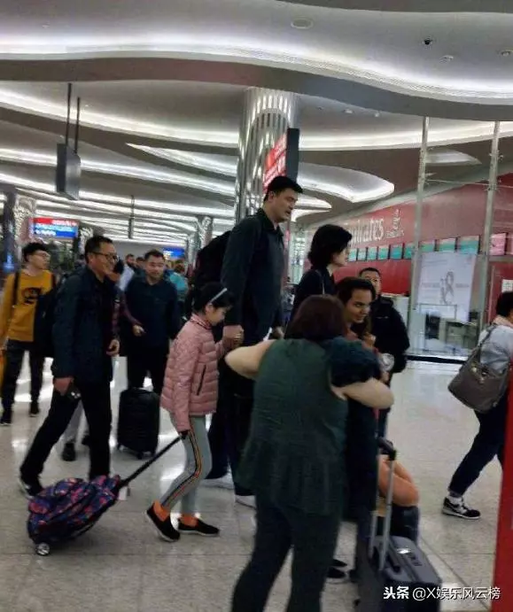 姚明一家三口機場被偷拍,8歲女兒身高成焦點,郭敬明無辜躺槍!
