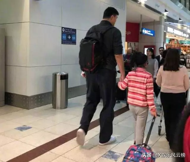 姚明一家三口機場被偷拍,8歲女兒身高成焦點,郭敬明無辜躺槍!
