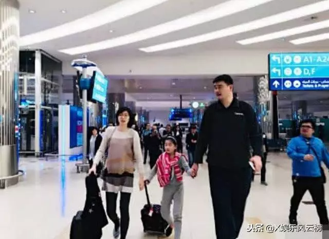 姚明一家三口機場被偷拍,8歲女兒身高成焦點,郭敬明無辜躺槍!