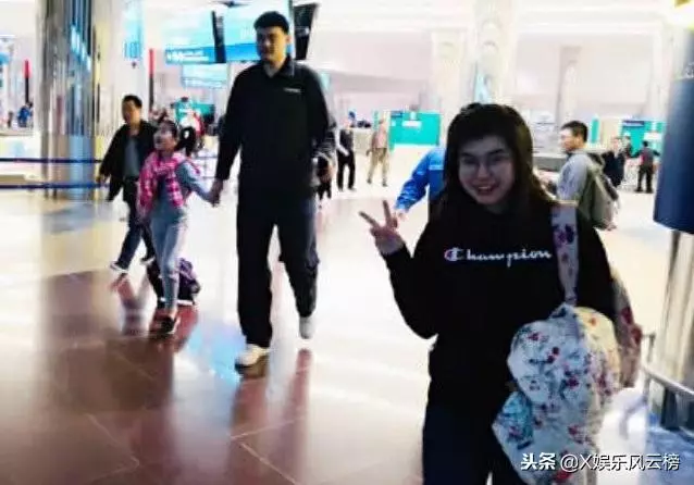 姚明一家三口機場被偷拍,8歲女兒身高成焦點,郭敬明無辜躺槍!