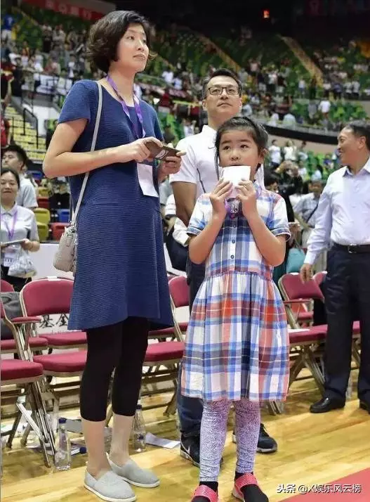 姚明一家三口機場被偷拍,8歲女兒身高成焦點,郭敬明無辜躺槍!