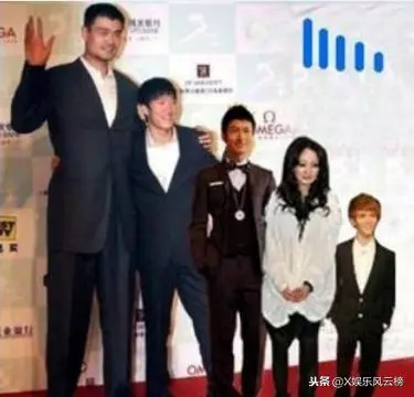 姚明一家三口機場被偷拍,8歲女兒身高成焦點,郭敬明無辜躺槍!