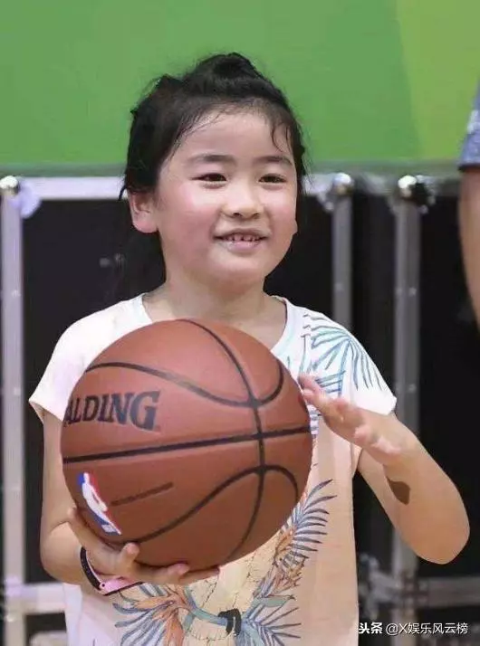 姚明一家三口機場被偷拍,8歲女兒身高成焦點,郭敬明無辜躺槍!