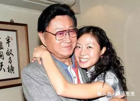 因春晚成名,50歲愛上17歲少女,少女懷孕後卻由妻子幫忙照顧