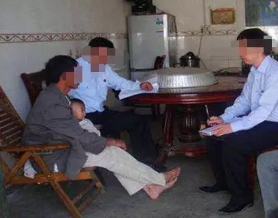 哥哥來借錢,弟媳用過期月餅打發他,哥哥回家準備扔掉,結果傻住