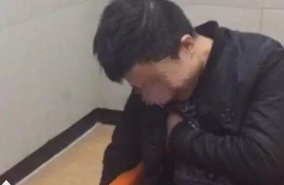 哥哥來借錢,弟媳用過期月餅打發他,哥哥回家準備扔掉,結果傻住
