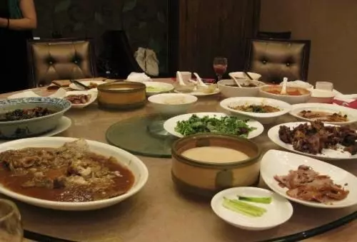婆婆為了面子,生日時辦五桌酒席,客人吃完走後,婆婆癱在地上