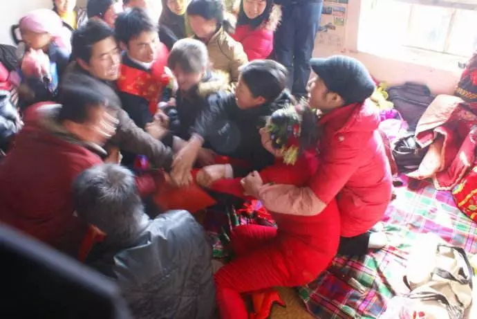 男子參加哥們兒婚禮,回來後精神失常,得知原因後,父親大罵禽獸