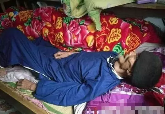 2兒子不管爹,村長告訴有200萬,爭搶回來照顧,爹離世後蒙了