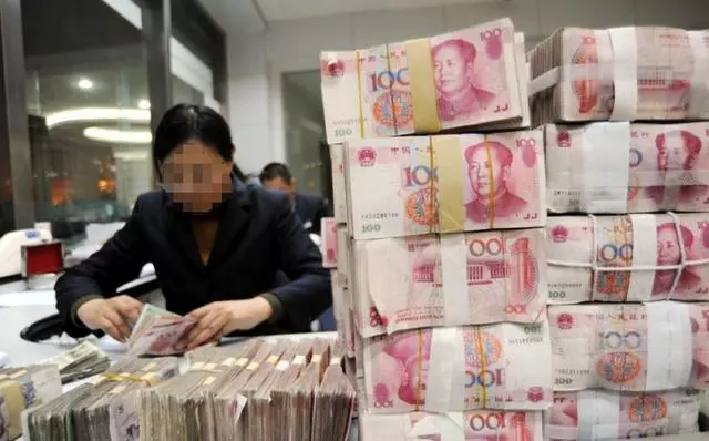2兒子不管爹,村長告訴有200萬,爭搶回來照顧,爹離世後蒙了