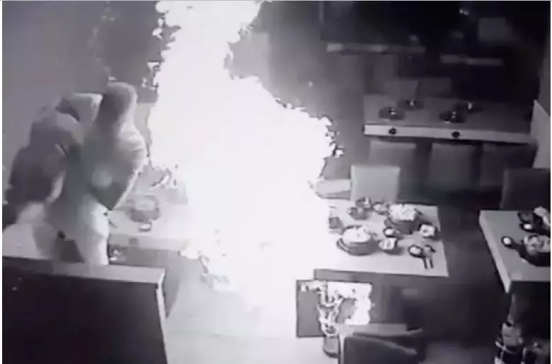 吃吃下火鍋,突然大爆炸!父親為了保護女兒,整個被炸傷~ -