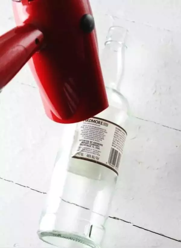 實用妙招:她用吹風機對著廚房牆壁吹一下,結果鄰居個個都學她