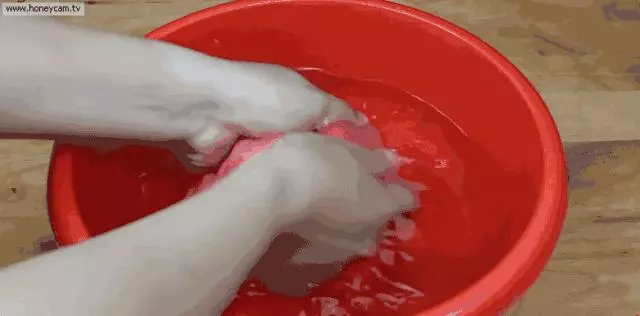 實用妙招:她用吹風機對著廚房牆壁吹一下,結果鄰居個個都學她
