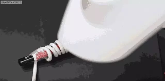 實用妙招:她用吹風機對著廚房牆壁吹一下,結果鄰居個個都學她