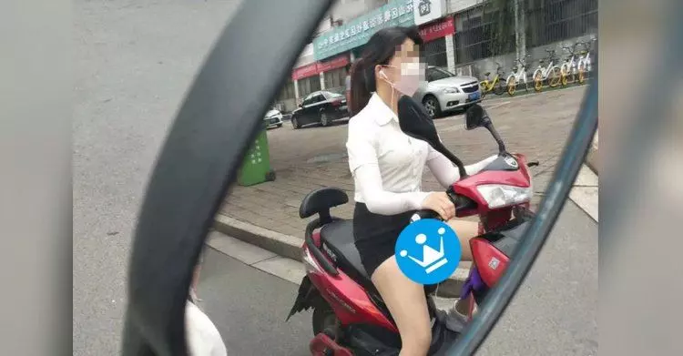 穿窄裙還敢…旁邊女騎士 殊不知「鏡子神反射」!網呼:已上火