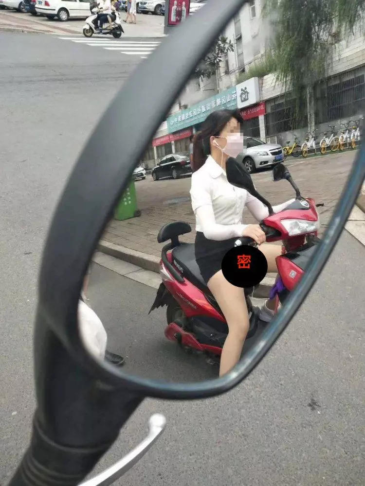 穿窄裙還敢…旁邊女騎士 殊不知「鏡子神反射」!網呼:已上火