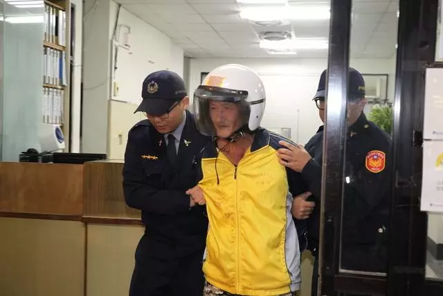 臨時工被開除! 酒後一氣之下提「西瓜刀超商衝殺」反被老闆… 網驚呆:這有夠帥