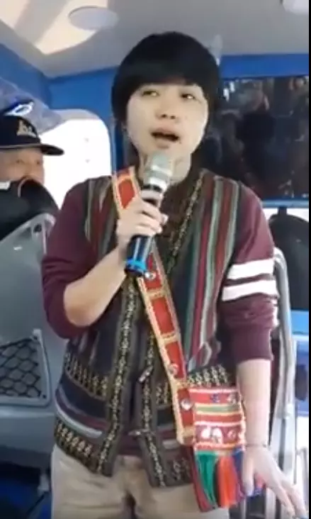 全程用背的!原住民妹妹「用破台語賣名產」:鬼很多才可以降價 整車人笑翻「錢馬上掏出來」