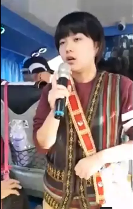 全程用背的!原住民妹妹「用破台語賣名產」:鬼很多才可以降價 整車人笑翻「錢馬上掏出來」