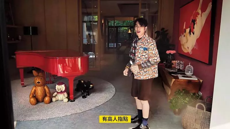 蕭敬騰獨居「8層樓破億豪宅」內部曝光! 10隻毛孩狂奔「不用出門遛狗」庭院就是公園