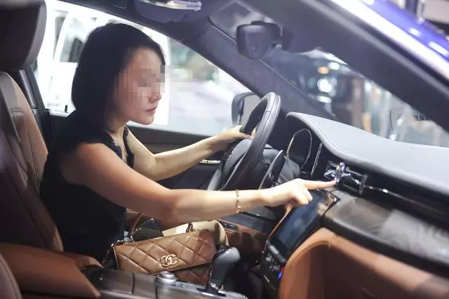 60歲父親打工抱回私生子,3個兒子與他斷絕關係,美豔少婦找上門,3個兒子跪地道歉