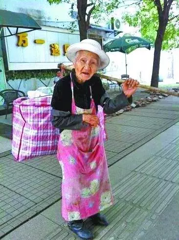離婚後帶女兒逛街,女兒指著一個乞丐喊奶奶,第二天獲得百萬遺產