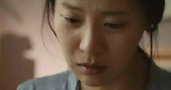 離婚後帶女兒逛街,女兒指著一個乞丐喊奶奶,第二天獲得百萬遺產