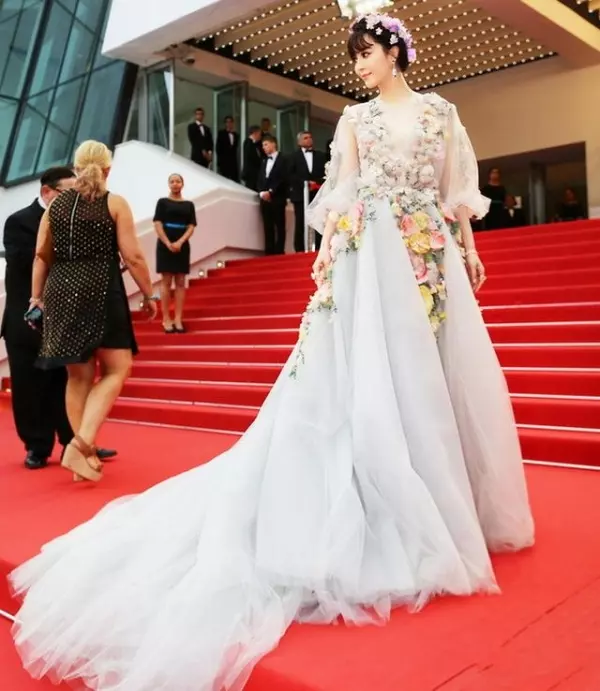 楊冪參加活動被旁邊的小女孩踩到裙尾...她的反應再次驗證了「她的人品」!