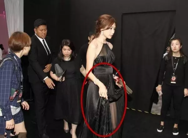 楊冪參加活動被旁邊的小女孩踩到裙尾...她的反應再次驗證了「她的人品」!
