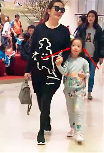 趙薇女兒小時候被狠罵「像爸爸好醜!」長大後已長髮及腰!她一轉身眾人驚呼:超像媽媽!