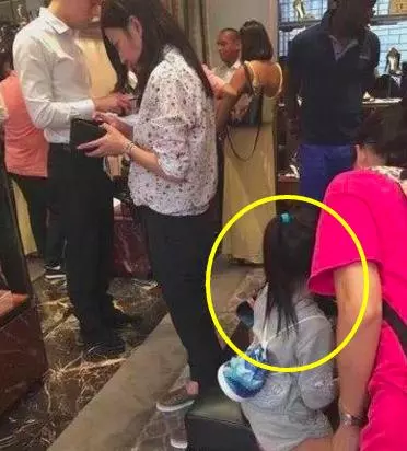 趙薇女兒小時候被狠罵「像爸爸好醜!」長大後已長髮及腰!她一轉身眾人驚呼:超像媽媽!