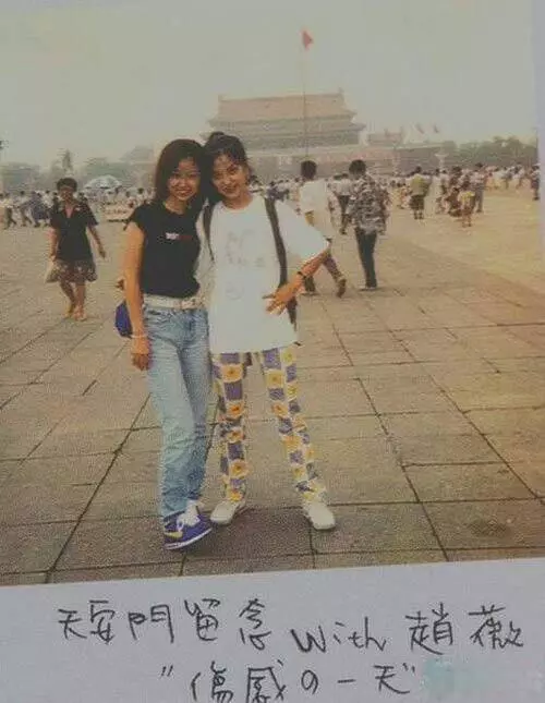 趙薇女兒小時候被狠罵「像爸爸好醜!」長大後已長髮及腰!她一轉身眾人驚呼:超像媽媽!