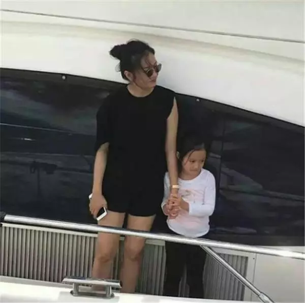 趙薇女兒小時候被狠罵「像爸爸好醜!」長大後已長髮及腰!她一轉身眾人驚呼:超像媽媽!