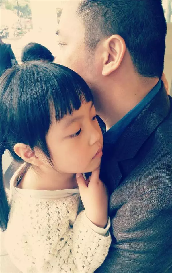 趙薇女兒小時候被狠罵「像爸爸好醜!」長大後已長髮及腰!她一轉身眾人驚呼:超像媽媽!