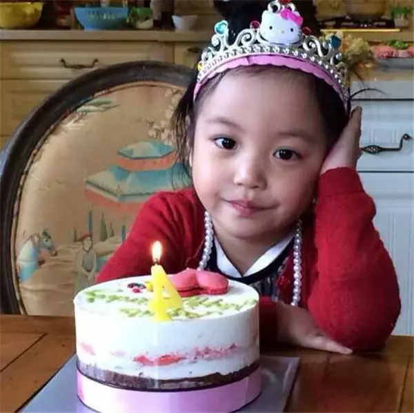 趙薇女兒小時候被狠罵「像爸爸好醜!」長大後已長髮及腰!她一轉身眾人驚呼:超像媽媽!
