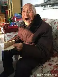 叔叔患病沒人理會,侄女照看5年,去世前留下條棉被,打開後哭了