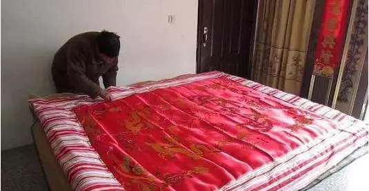 叔叔患病沒人理會,侄女照看5年,去世前留下條棉被,打開後哭了