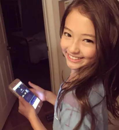 這名才8歲史上最「性感小女孩」的網美大家吵著等她10年,當網友看到媽媽竟爆衝「母親終究是本體啊!」