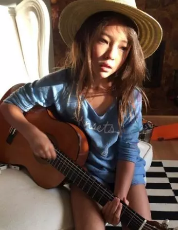 這名才8歲史上最「性感小女孩」的網美大家吵著等她10年,當網友看到媽媽竟爆衝「母親終究是本體啊!」
