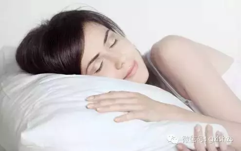 睡覺時,枕頭旁邊放「這個東西」會損害你的健康!這竟然不是手機,而是他...