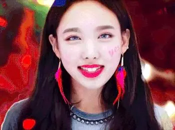 韓網熱議,年齡相同,但是風格正相反的,現役女愛豆!