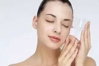 長期喝水的女人,竟然會變成這樣!!驚呆了