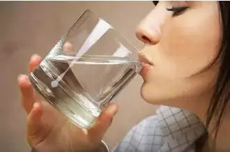 長期喝水的女人,竟然會變成這樣!!驚呆了