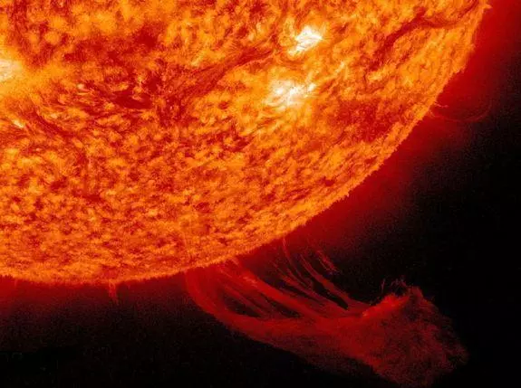 太陽風從太陽吹出來,那它為什麼能從太陽那麼大的引力中跑出來呢