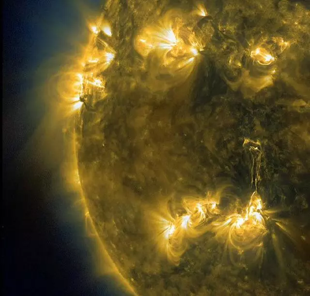 太陽風從太陽吹出來,那它為什麼能從太陽那麼大的引力中跑出來呢