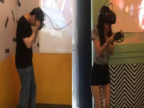 弟弟騙姐姐體驗最新VR,超真實的反應笑翻所有人!只聽到聲音讓人以為發生命案XDD