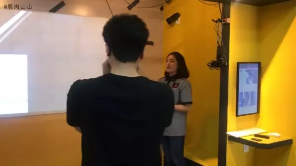 弟弟騙姐姐體驗最新VR,超真實的反應笑翻所有人!只聽到聲音讓人以為發生命案XDD